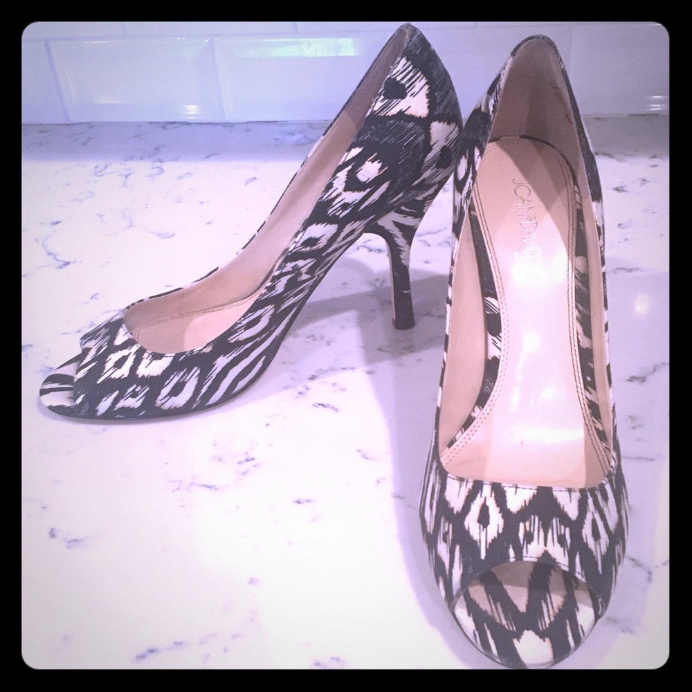 Joan & David Pumps